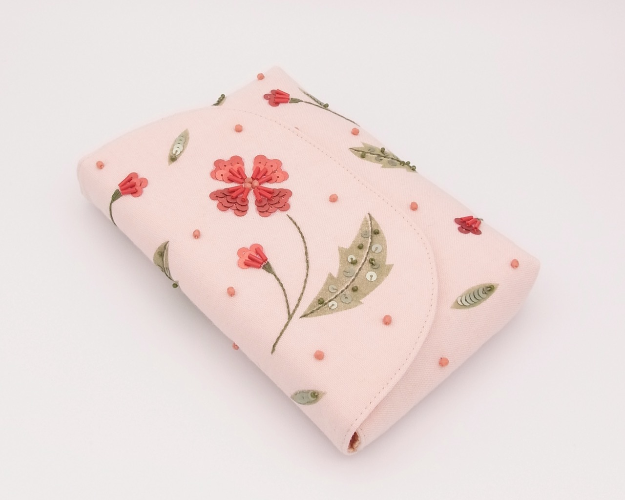 ビーズ刺繍キット　〜　赤いお花のフタ付きポーチ